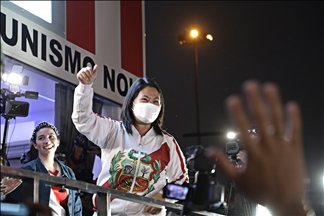 La candidata presidencial peruana Keiko Fujimori participó en una marcha después de cuestionar los resultados electorales
