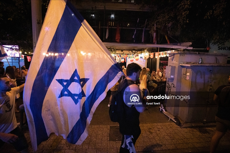 İsrailliler Tel Aviv'de Netanyahu'nun gidişini kutladı