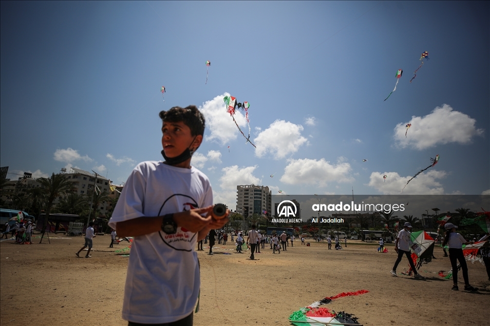 Niños de Gaza vuelan cometas al cielo con las fotos de sus amigos muertos en los ataques israelíes
