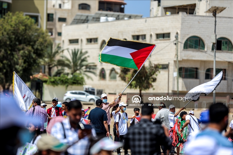 Niños de Gaza vuelan cometas al cielo con las fotos de sus amigos muertos en los ataques israelíes