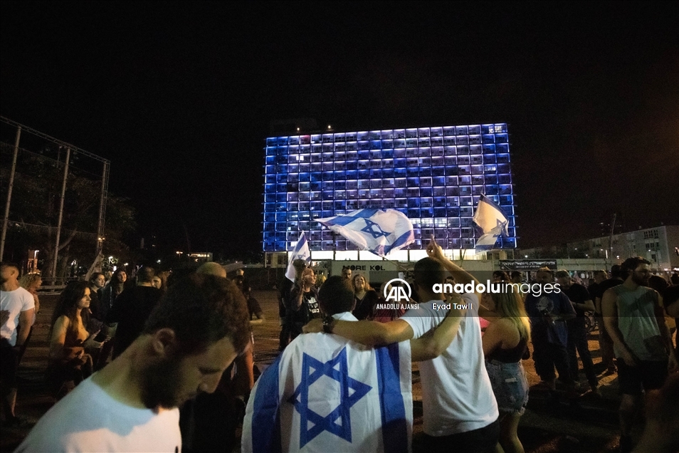 İsrailliler Tel Aviv'de Netanyahu'nun gidişini kutladı