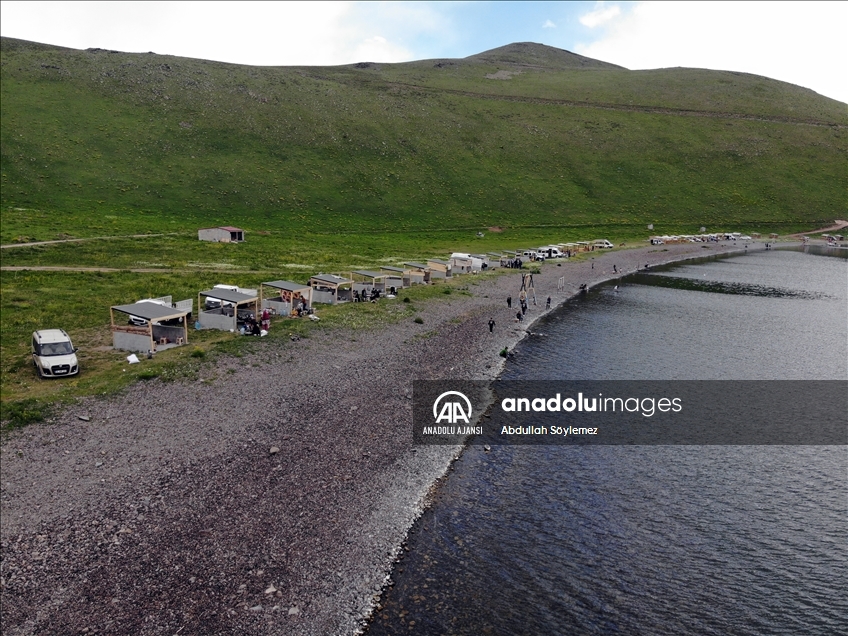 Ağrı'daki Balık Gölü kısıtlamalardan bunalanların uğrak yeri oldu