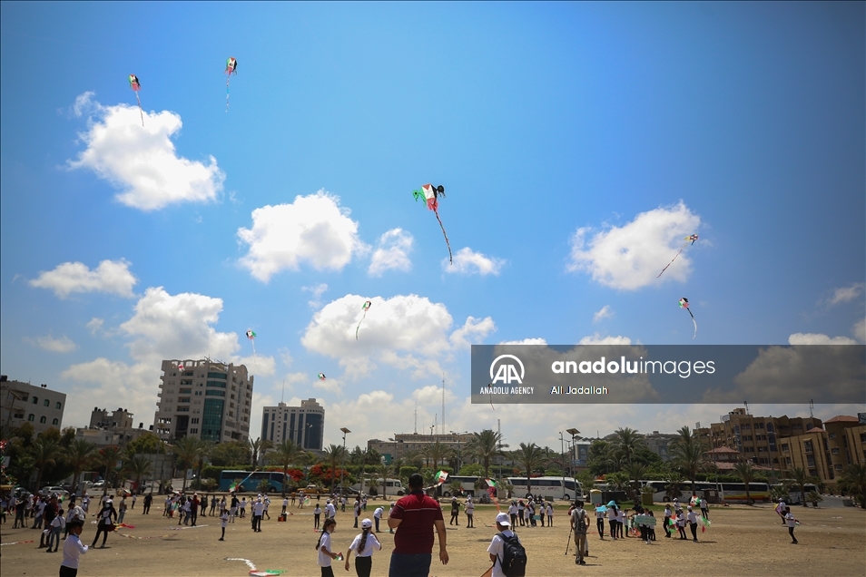 Niños de Gaza vuelan cometas al cielo con las fotos de sus amigos muertos en los ataques israelíes