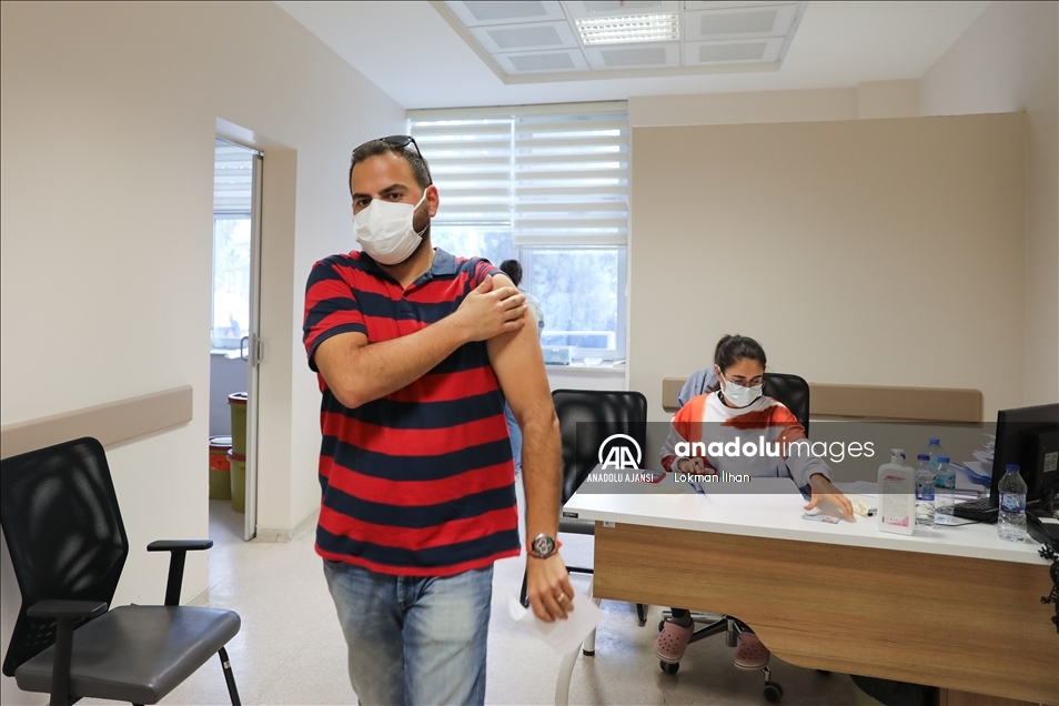 İzmir'de aşı merkezlerinde yoğunluk yaşanıyor