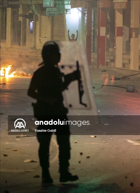 تونس.. احتجاجات ليلية بالعاصمة تنديدا بالتعامل الأمني "العنيف"