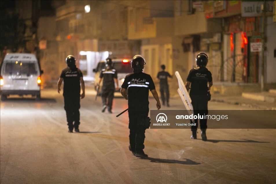 تونس.. احتجاجات ليلية بالعاصمة تنديدا بالتعامل الأمني "العنيف"