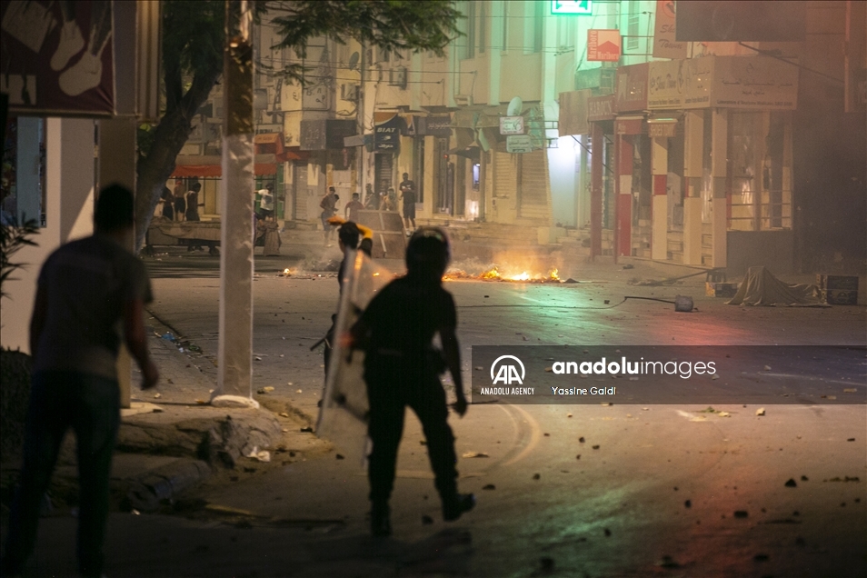 تونس.. احتجاجات ليلية بالعاصمة تنديدا بالتعامل الأمني "العنيف"