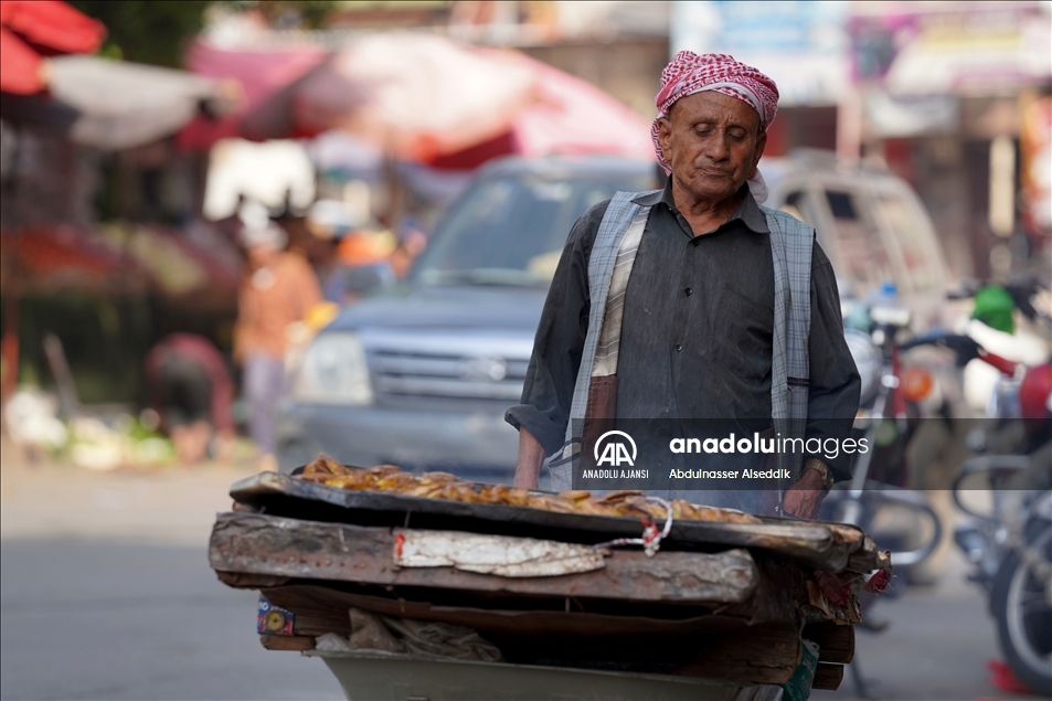 Dünyanın en büyük insani felaketinin yaşandığı Yemen'de riyaldeki değer kaybı yoksulluğu daha da derinleştirdi