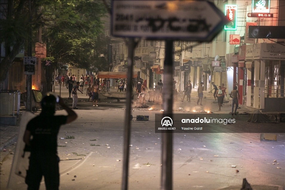 تونس.. احتجاجات ليلية بالعاصمة تنديدا بالتعامل الأمني "العنيف"