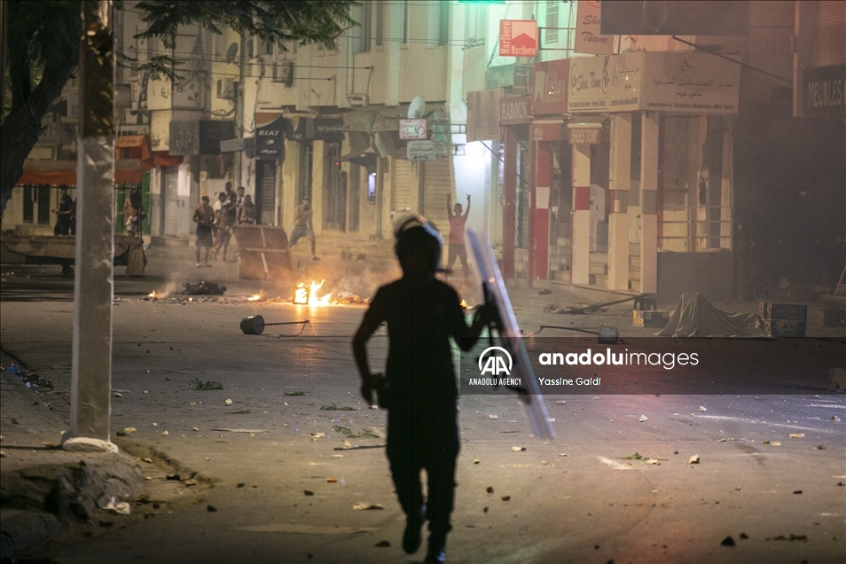 تونس.. احتجاجات ليلية بالعاصمة تنديدا بالتعامل الأمني "العنيف"