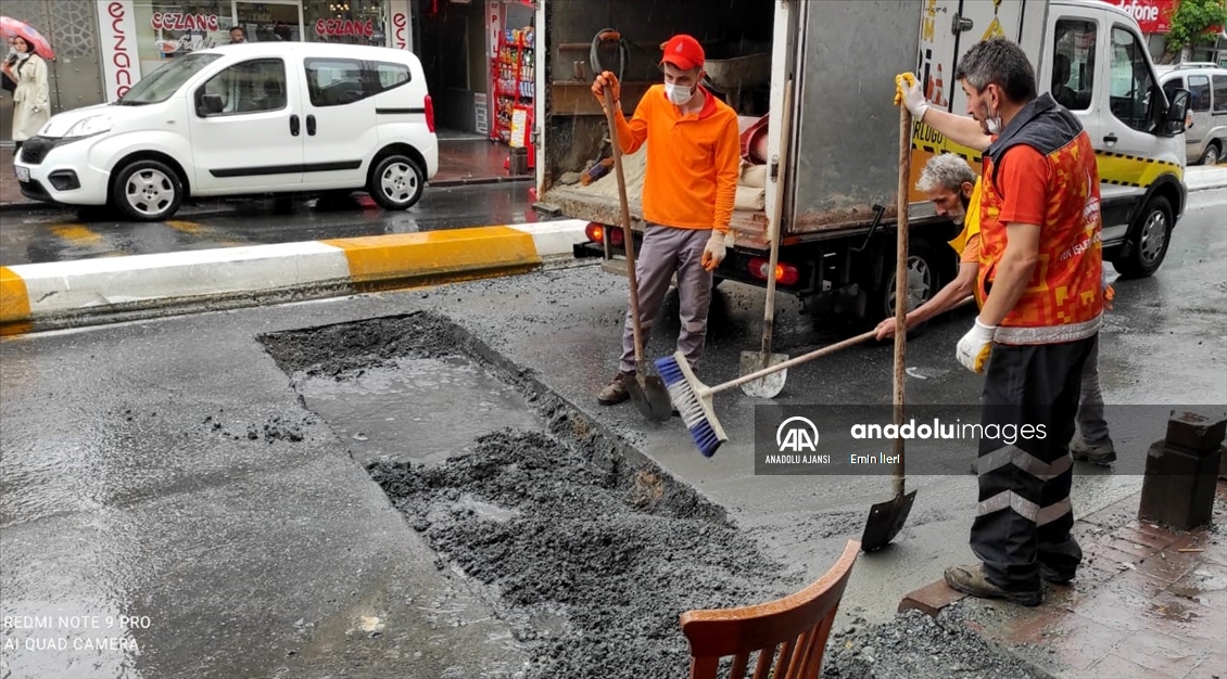 Beyoğlu'nda çökme meydana gelen yol trafiğe kapatıldı
