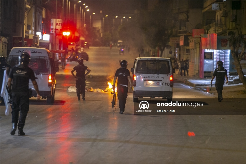 تونس.. احتجاجات ليلية بالعاصمة تنديدا بالتعامل الأمني "العنيف"
