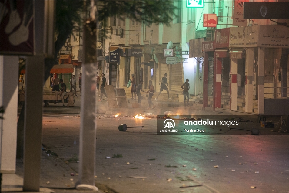 تونس.. احتجاجات ليلية بالعاصمة تنديدا بالتعامل الأمني "العنيف"