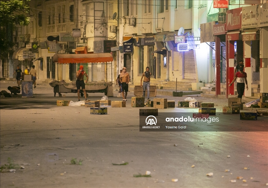 تونس.. احتجاجات ليلية بالعاصمة تنديدا بالتعامل الأمني "العنيف"