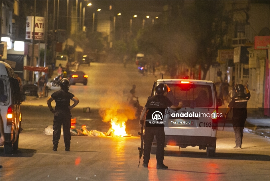 تونس.. احتجاجات ليلية بالعاصمة تنديدا بالتعامل الأمني "العنيف"