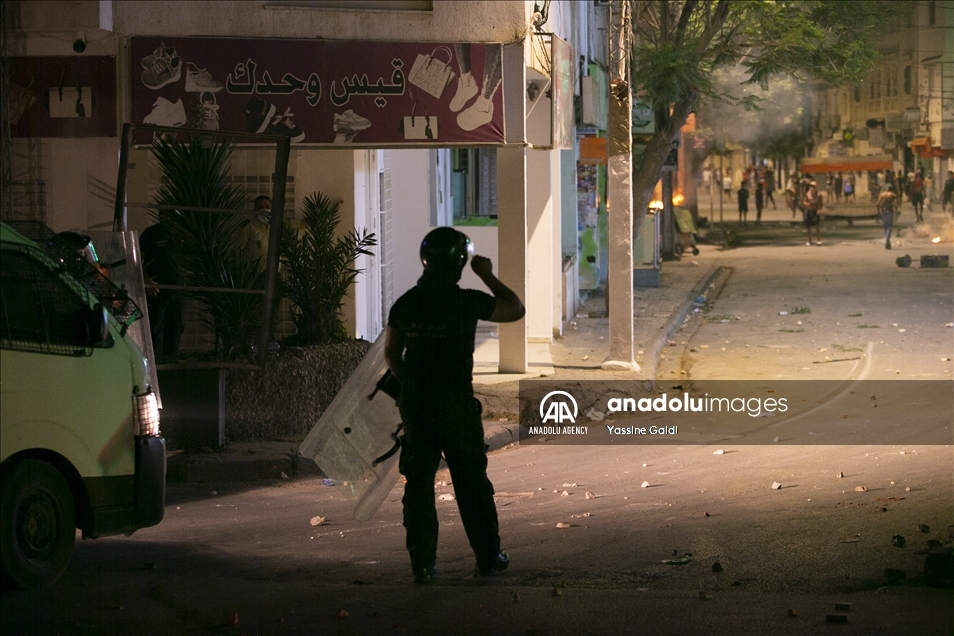 تونس.. احتجاجات ليلية بالعاصمة تنديدا بالتعامل الأمني "العنيف"