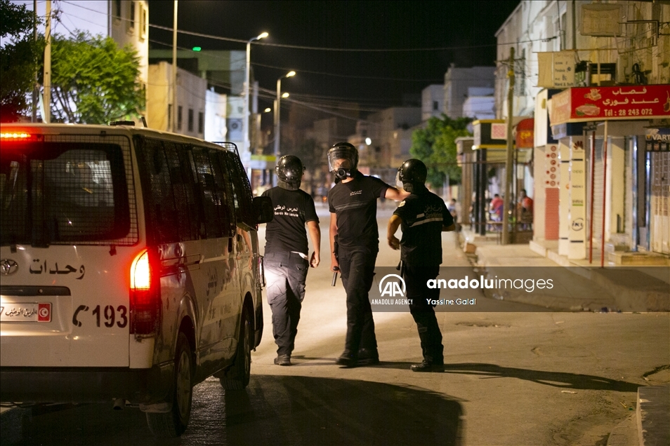 تونس.. احتجاجات ليلية بالعاصمة تنديدا بالتعامل الأمني "العنيف"