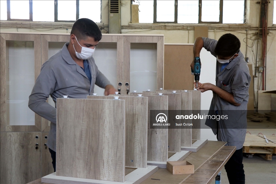 Öğrenciler depremde yeniden inşa edilen okullar için fabrika gibi üretim yapıyor