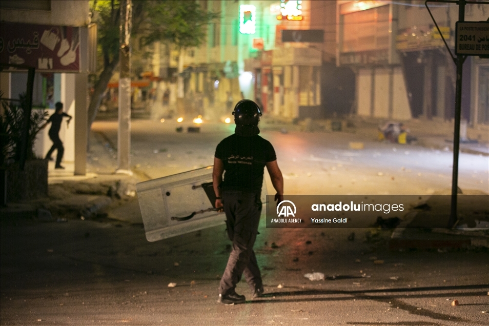 تونس.. احتجاجات ليلية بالعاصمة تنديدا بالتعامل الأمني "العنيف"