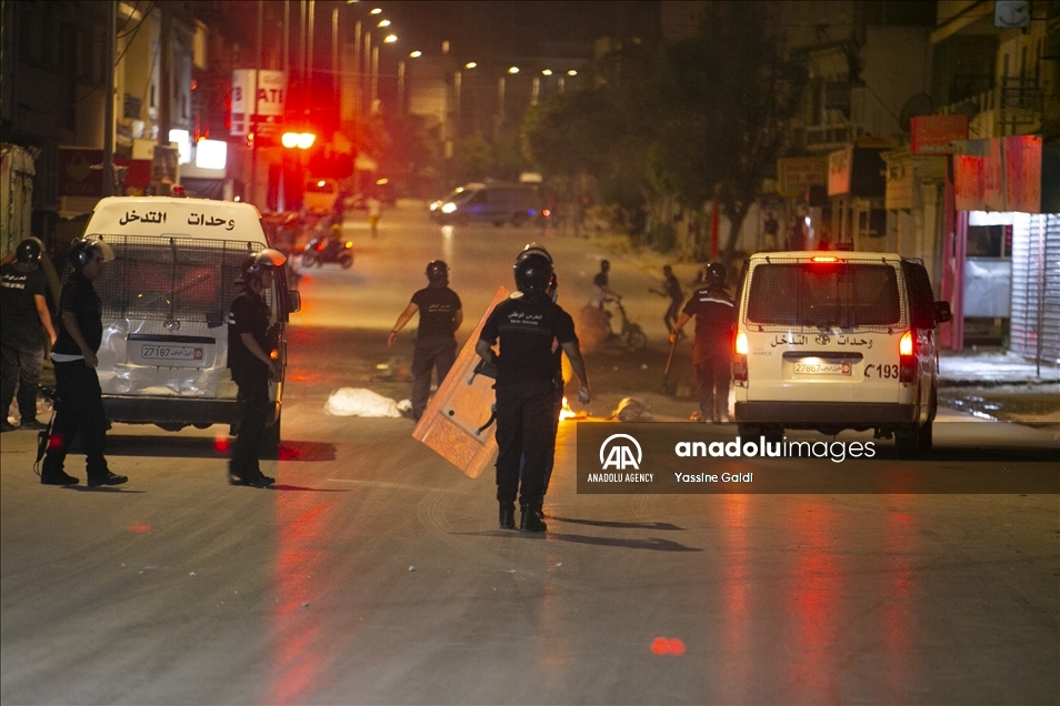 تونس.. احتجاجات ليلية بالعاصمة تنديدا بالتعامل الأمني "العنيف"