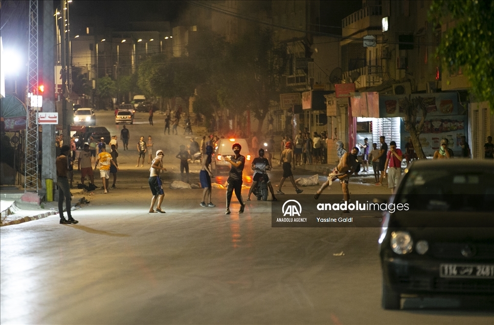 تونس.. احتجاجات ليلية بالعاصمة تنديدا بالتعامل الأمني "العنيف"