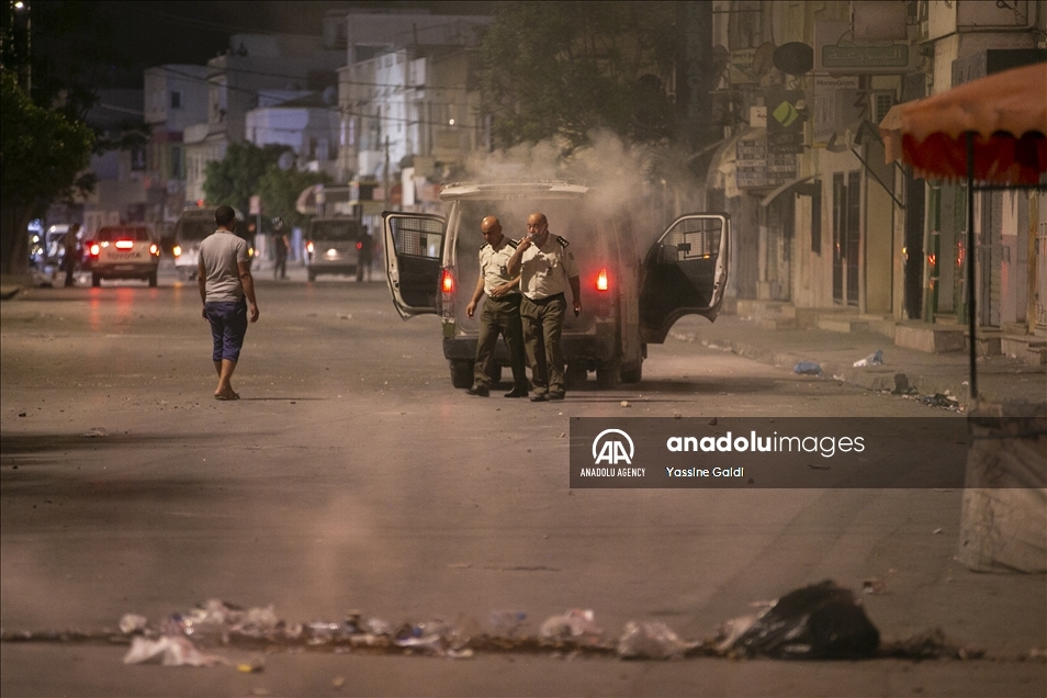 تونس.. احتجاجات ليلية بالعاصمة تنديدا بالتعامل الأمني "العنيف"