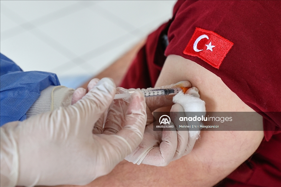 Manisa'da organize sanayi bölgesinde çalışanlara Kovid-19 aşısı yapıldı