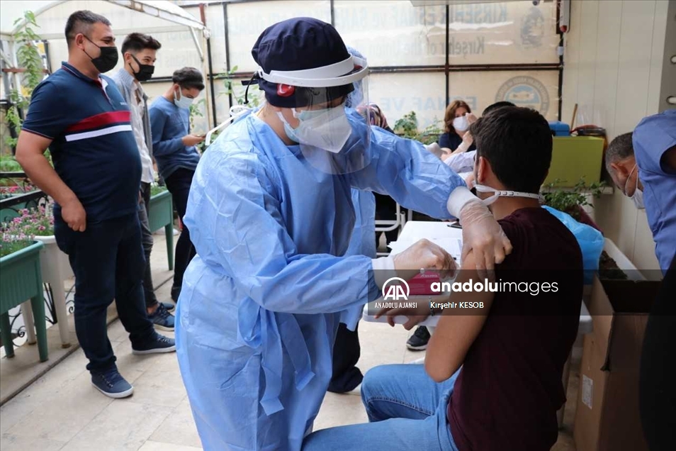 Kırşehir'de berber ve kuaförlere ilk doz aşıları yapıldı