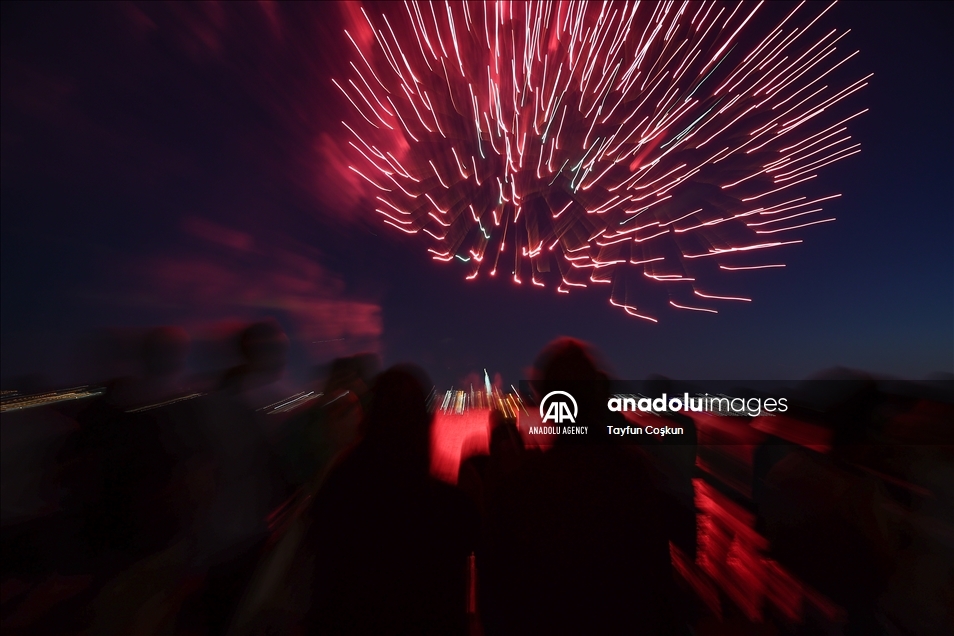 New York, me spektakël fishekzjarresh festohet heqja e masave restriktive ndaj COVID-19
