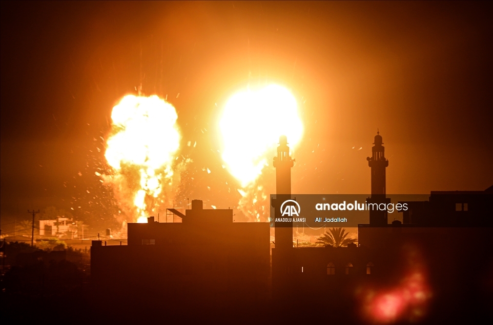İsrail savaş uçaklarıyla Gazze'yi vurdu