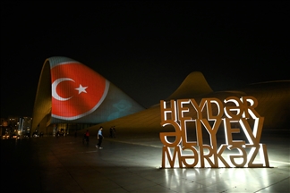 Bakü Haydar Aliyev Merkezine Türk bayrağı ve A Milli Futbol Takımının fotoğrafları yansıtıldı