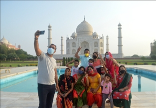 El Taj Mahal es reabierto a los turistas en India
