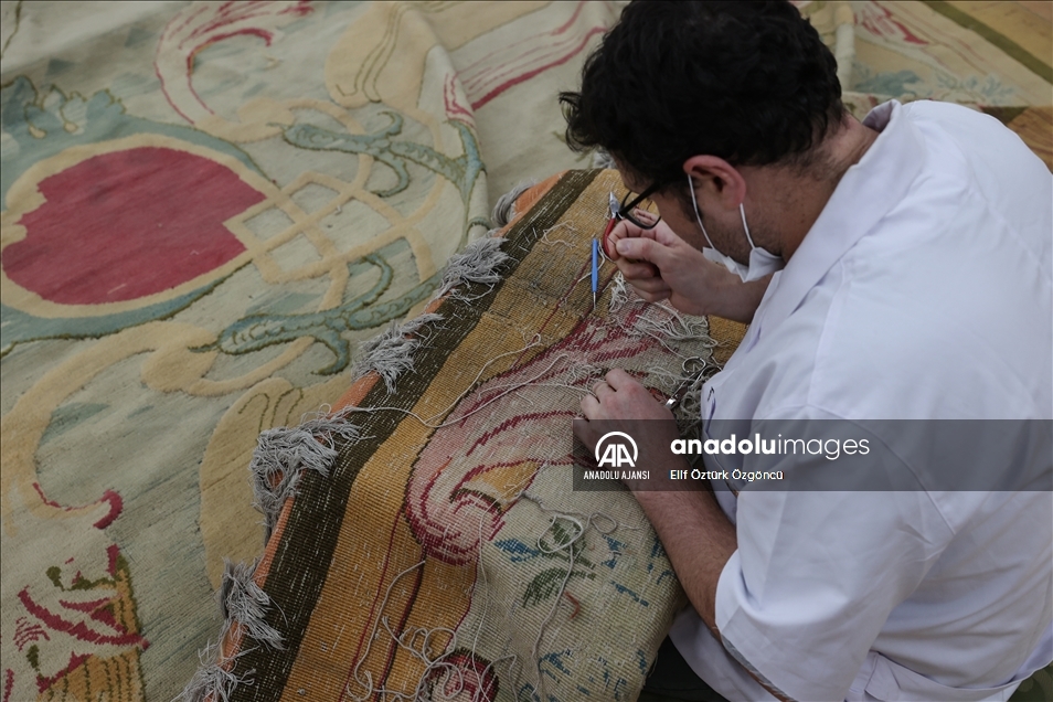 Dolmabahçe Sarayı'nın en büyük halısı restore ediliyor