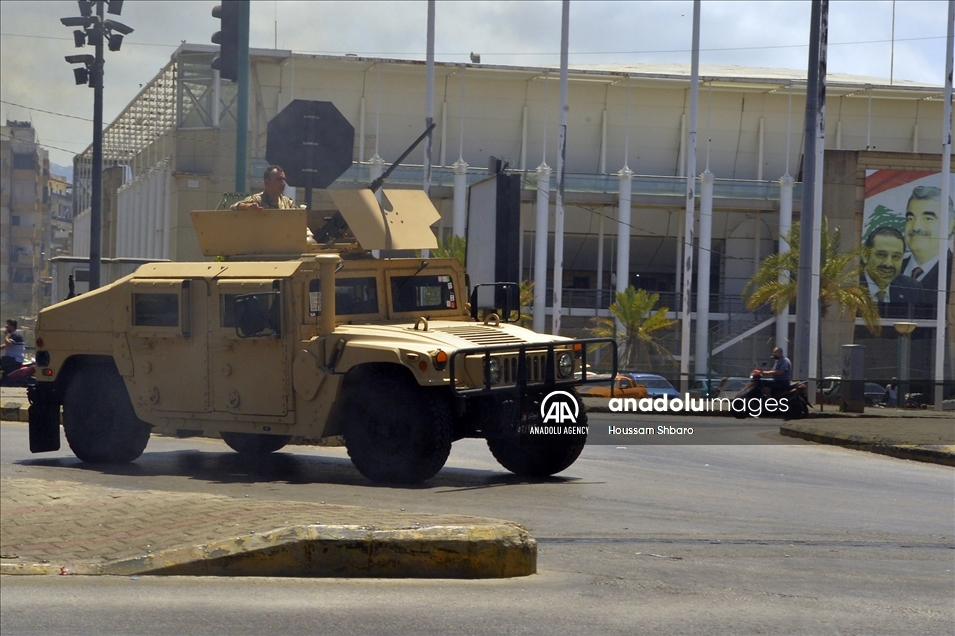 إضراب وقطع طرقات.. عمال لبنان يطالبون بـ"حكومة إنقاذ"