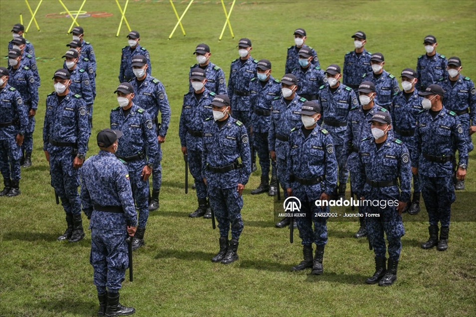Guardias penitenciarios reciben clases de simulación y control de disturbios en la Escuela Nacional Penitenciaria, en Funza, Colombia