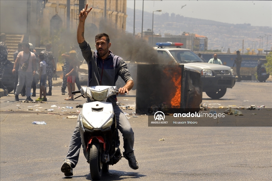 إضراب وقطع طرقات.. عمال لبنان يطالبون بـ"حكومة إنقاذ"