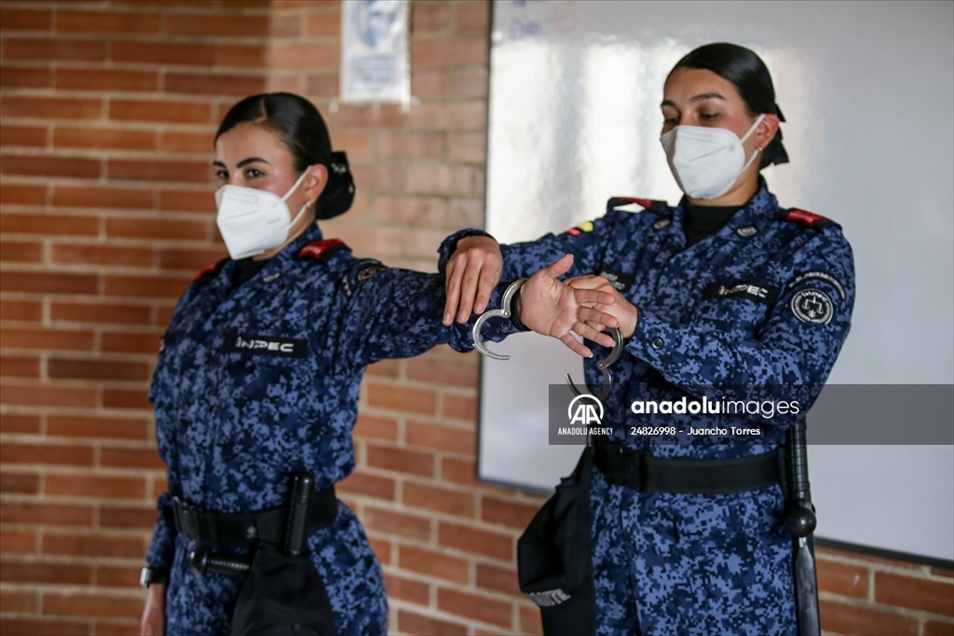 Guardias penitenciarios reciben clases de simulación y control de disturbios en la Escuela Nacional Penitenciaria, en Funza, Colombia