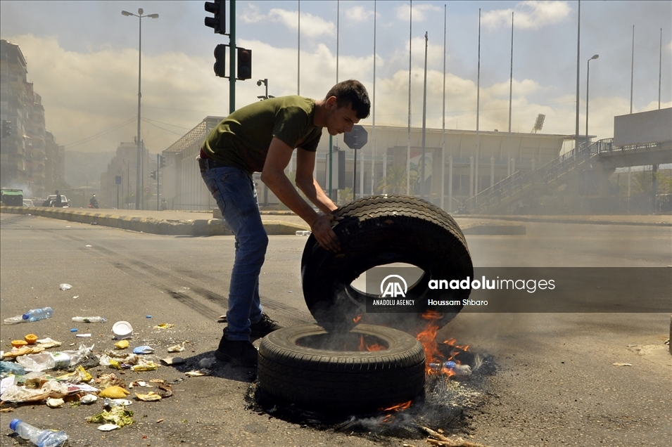 إضراب وقطع طرقات.. عمال لبنان يطالبون بـ"حكومة إنقاذ"