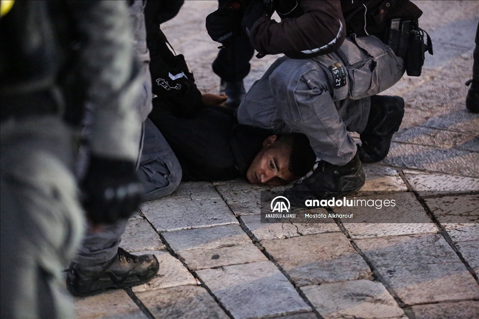 İsrail polisi, aşırı sağcı Yahudilerin Hazreti Muhammed'e hakaretini protesto eden Filistinlilere müdahale etti