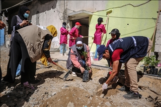 "بهمتنا حنعمرها".. مبادرة نسوية بغزة لتنظيف وتشجير مناطق دمرها العدوان
