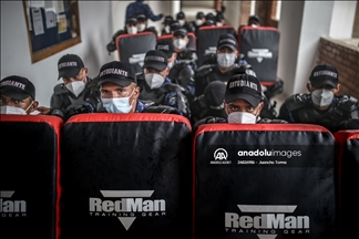 Guardias penitenciarios reciben clases de simulación y control de disturbios en la Escuela Nacional Penitenciaria, en Funza, Colombia
