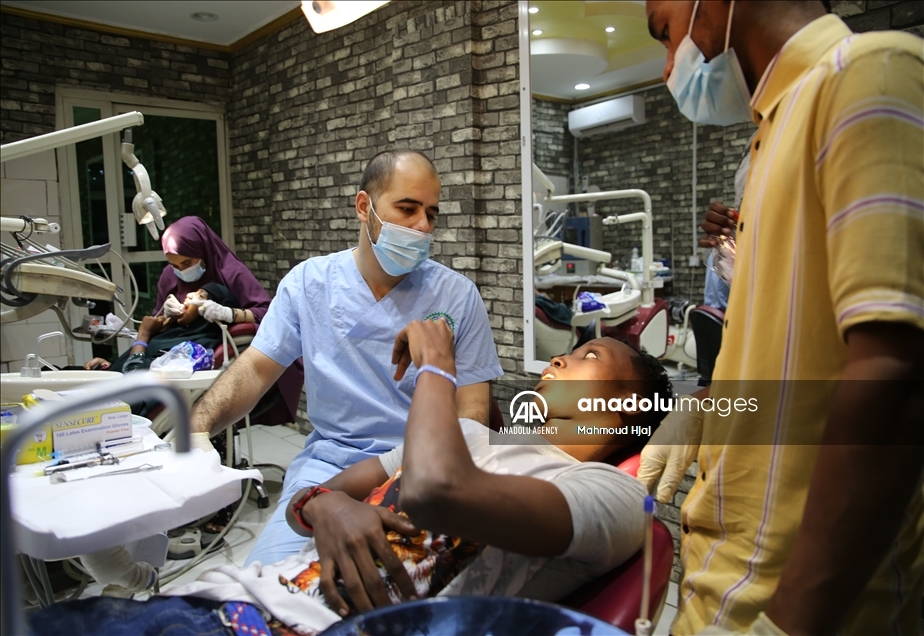 أطباء سوريون يرسمون البسمة بالصومال