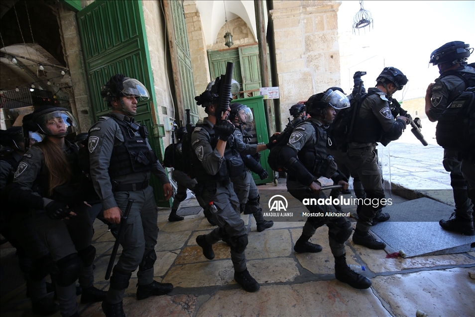 İsrail polisinden Mescid-i Aksa’da Filistinlilere müdahale