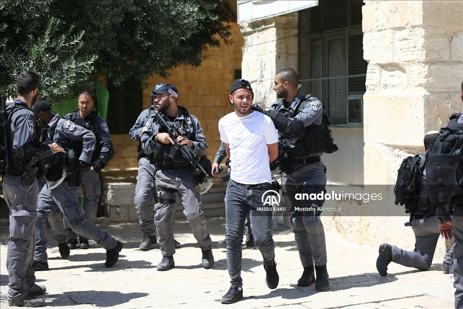 İsrail polisinden Mescid-i Aksa’da Filistinlilere müdahale