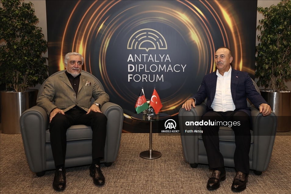 دیدار چاووش‌اوغلو و رئیس شورای عالی مصالحه ملی افغانستان در آنتالیا 