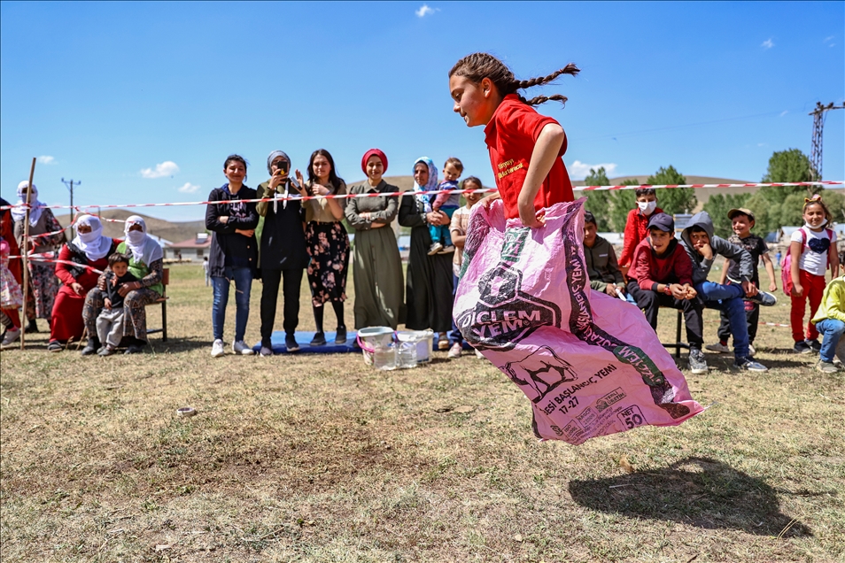 Van'ın İran sınırındaki köyde öğrenciler, mezuniyet kutlamasını "Survivor" parkurunda yarışarak yaptı