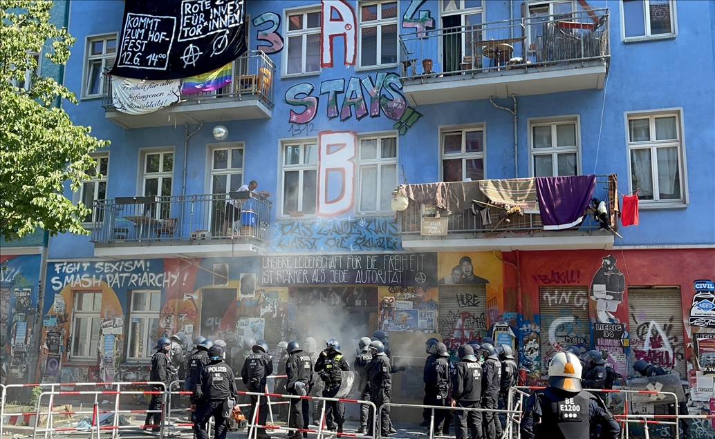 Berlin'de aşırı solcuların işgal ettiği binaya polis zor kullanarak girdi