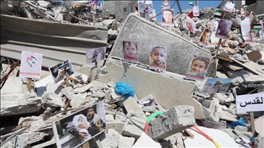 İsrail saldırılarında ölen çocukların fotoğrafları Gazze'deki bir binanın enkazı üzerinde sergilendi