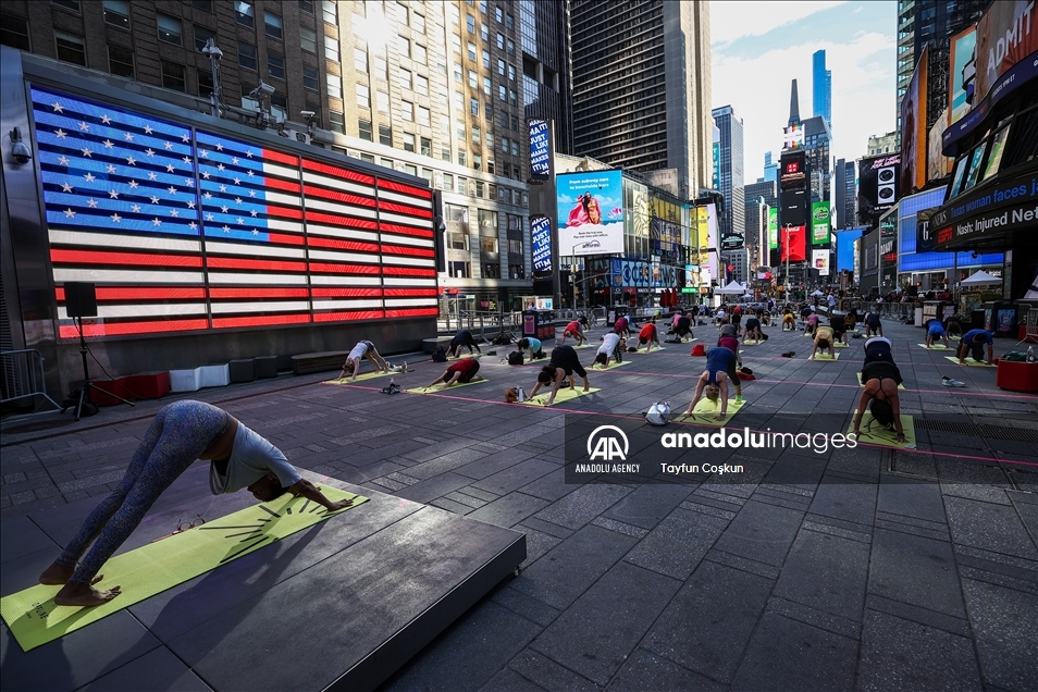 Ciudadanos neoyorkinos celebran el 'Día Internacional del Yoga' en Times Square