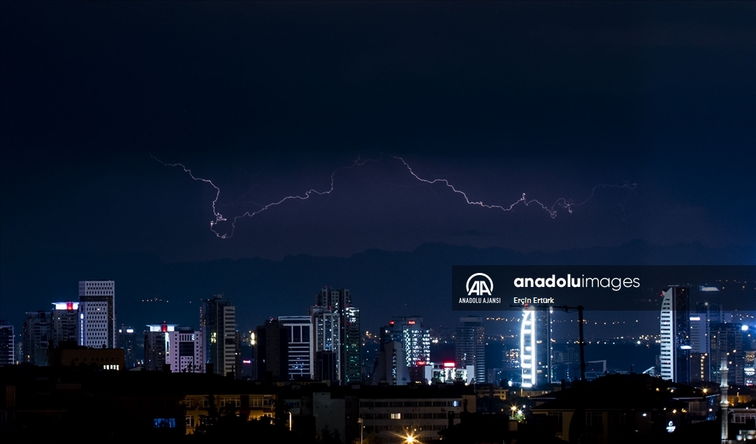 Ankara'da şimşekli gece